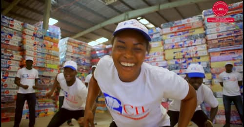 Tournage du clip officiel pour la Compagnie Ivoirienne de Literie, danseurs en entrepôt